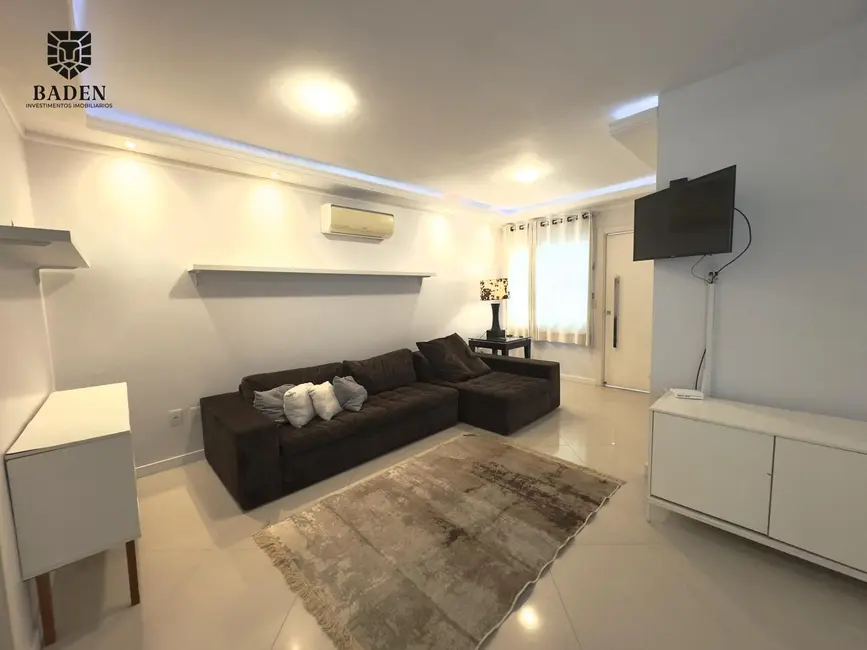 Casa com 3 quartos para alugar, 255m2 em Praia dos Amores, Balneario Camboriu - SC - imagem 3 Foto 3 de Casa com 3 quartos para alugar, 255m2 em Praia dos Amores, Balneario Camboriu - SC
