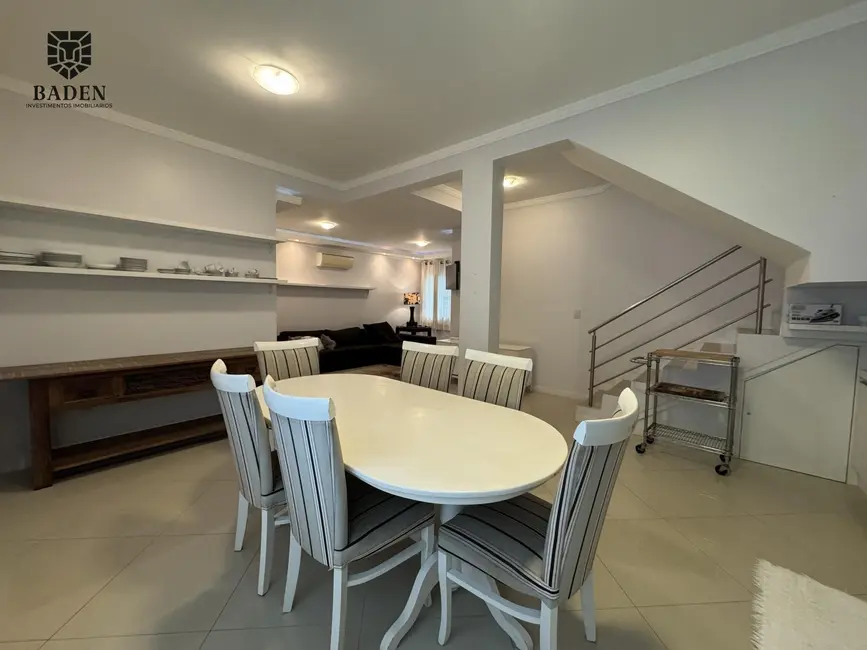Casa com 3 quartos para alugar, 255m2 em Praia dos Amores, Balneario Camboriu - SC - imagem 7 Foto 7 de Casa com 3 quartos para alugar, 255m2 em Praia dos Amores, Balneario Camboriu - SC