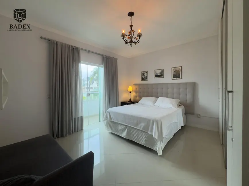 Casa com 3 quartos para alugar, 255m2 em Praia dos Amores, Balneario Camboriu - SC - imagem 9 Foto 9 de Casa com 3 quartos para alugar, 255m2 em Praia dos Amores, Balneario Camboriu - SC