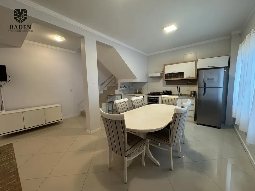 Casa com 3 quartos para alugar, 255m2 em Praia dos Amores, Balneario Camboriu - SC - imagem 5 Foto 5 de Casa com 3 quartos para alugar, 255m2 em Praia dos Amores, Balneario Camboriu - SC