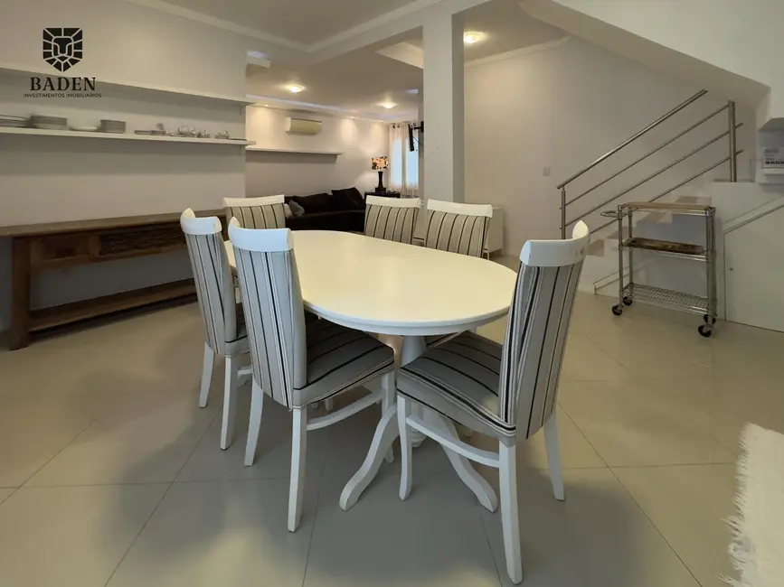 Casa com 3 quartos para alugar, 255m2 em Praia dos Amores, Balneario Camboriu - SC - imagem 6 Foto 6 de Casa com 3 quartos para alugar, 255m2 em Praia dos Amores, Balneario Camboriu - SC