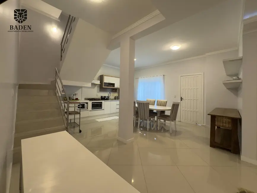 Casa com 3 quartos para alugar, 255m2 em Praia dos Amores, Balneario Camboriu - SC - imagem 4 Foto 4 de Casa com 3 quartos para alugar, 255m2 em Praia dos Amores, Balneario Camboriu - SC