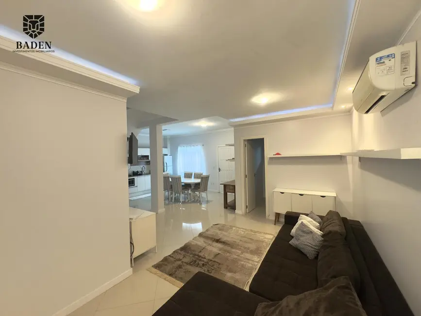 Casa com 3 quartos para alugar, 255m2 em Praia dos Amores, Balneario Camboriu - SC - imagem 2 Foto 2 de Casa com 3 quartos para alugar, 255m2 em Praia dos Amores, Balneario Camboriu - SC