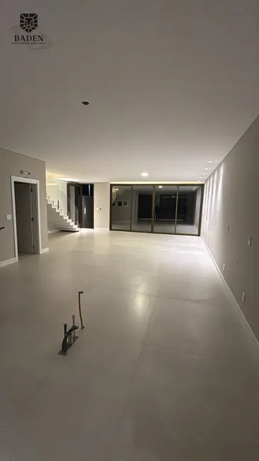 Casa com 3 quartos à venda, 240m2 em Barra, Balneario Camboriu - SC - imagem 2 Foto 2 de Casa com 3 quartos à venda, 240m2 em Barra, Balneario Camboriu - SC