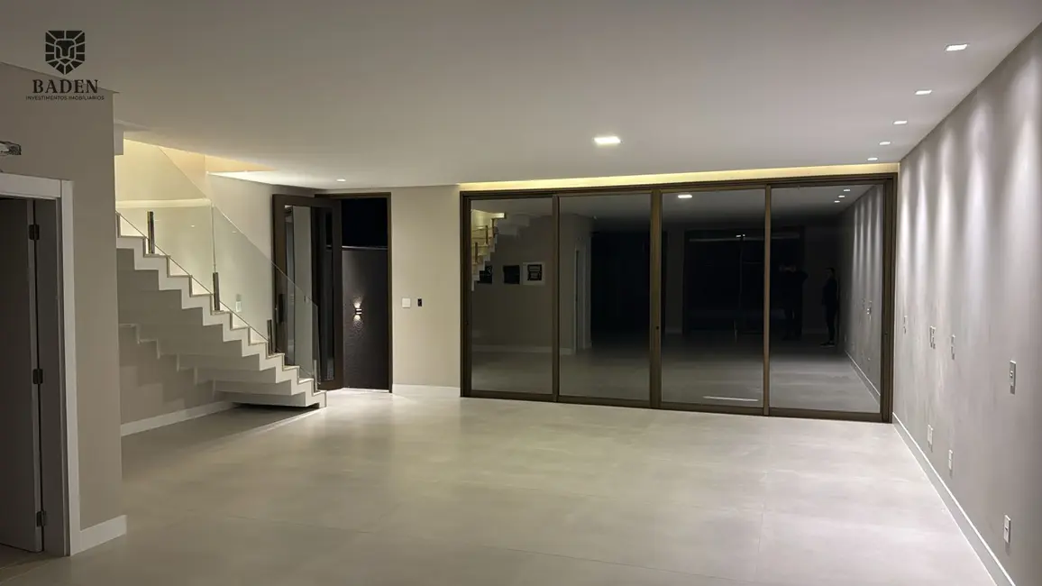 Casa com 3 quartos à venda, 240m2 em Barra, Balneario Camboriu - SC - imagem 6 Foto 6 de Casa com 3 quartos à venda, 240m2 em Barra, Balneario Camboriu - SC