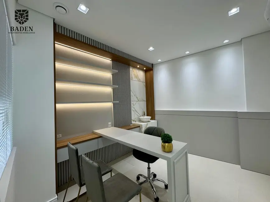 Sala Comercial com 4 quartos para alugar, 98m2 em Centro, Balneario Camboriu - SC - imagem 7 Foto 7 de Sala Comercial com 4 quartos para alugar, 98m2 em Centro, Balneario Camboriu - SC