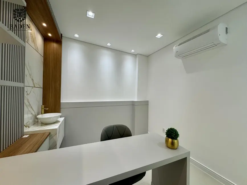 Sala Comercial com 4 quartos para alugar, 98m2 em Centro, Balneario Camboriu - SC - imagem 8 Foto 8 de Sala Comercial com 4 quartos para alugar, 98m2 em Centro, Balneario Camboriu - SC