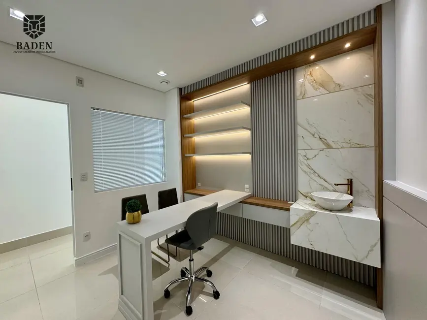 Sala Comercial com 4 quartos para alugar, 98m2 em Centro, Balneario Camboriu - SC - imagem 6 Foto 6 de Sala Comercial com 4 quartos para alugar, 98m2 em Centro, Balneario Camboriu - SC