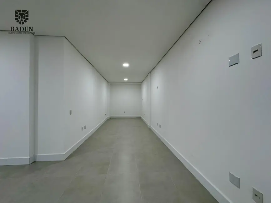 Sala Comercial com 1 quarto para alugar, 146m2 em Centro, Balneario Camboriu - SC - imagem 6 Foto 6 de Sala Comercial com 1 quarto para alugar, 146m2 em Centro, Balneario Camboriu - SC
