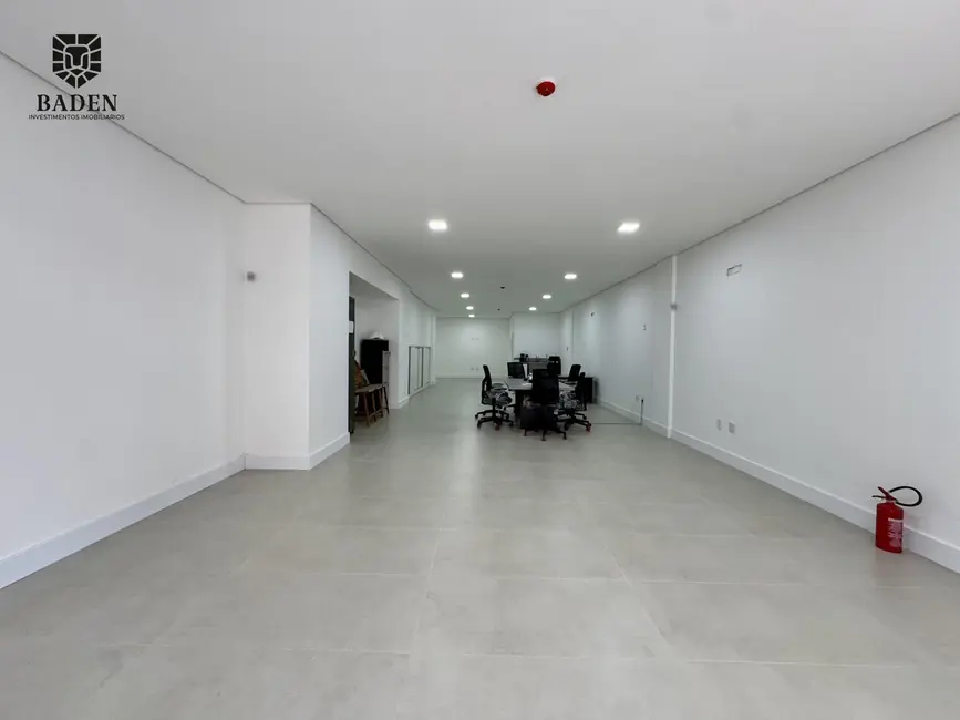 Sala Comercial com 1 quarto para alugar, 146m2 em Centro, Balneario Camboriu - SC - imagem 2 Foto 2 de Sala Comercial com 1 quarto para alugar, 146m2 em Centro, Balneario Camboriu - SC