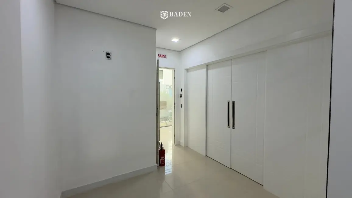 Foto 3 de Sala Comercial com 1 quarto para alugar, 106m2 em Pioneiros, Balneario Camboriu - SC