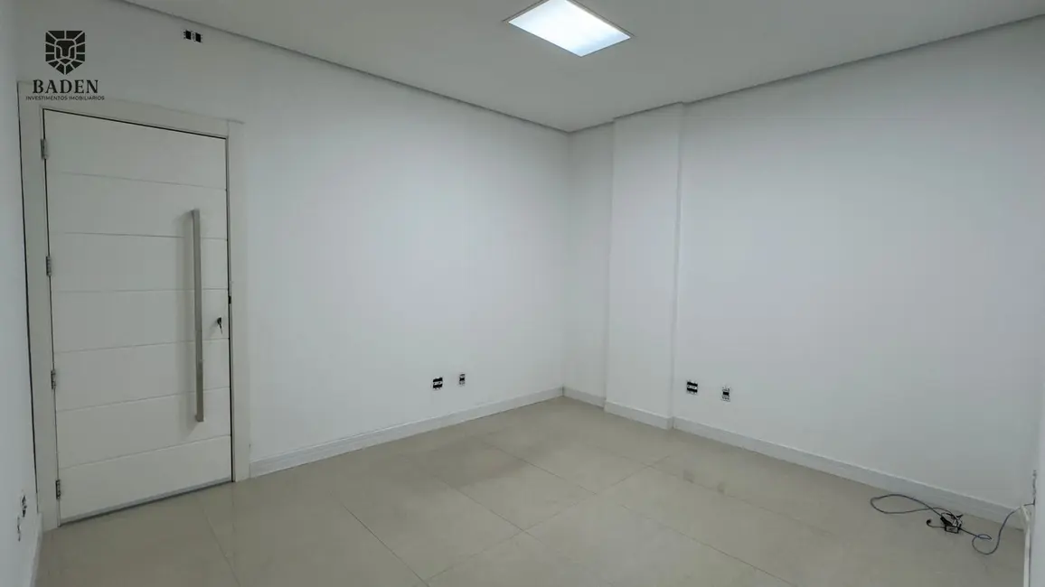 Sala Comercial com 1 quarto para alugar, 106m2 em Pioneiros, Balneario Camboriu - SC - imagem 9 Foto 9 de Sala Comercial com 1 quarto para alugar, 106m2 em Pioneiros, Balneario Camboriu - SC