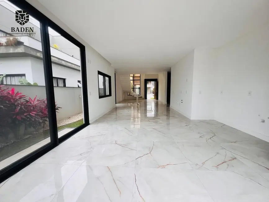 Casa com 5 quartos à venda, 289m2 em Balneario Camboriu - SC - imagem 9 Foto 9 de Casa com 5 quartos à venda, 289m2 em Balneario Camboriu - SC