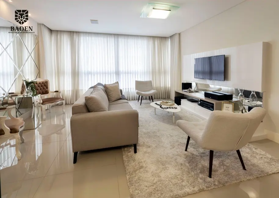 Apartamento com 3 quartos à venda, 128m2 em Centro, Balneario Camboriu - SC - imagem 9 Foto 9 de Apartamento com 3 quartos à venda, 128m2 em Centro, Balneario Camboriu - SC