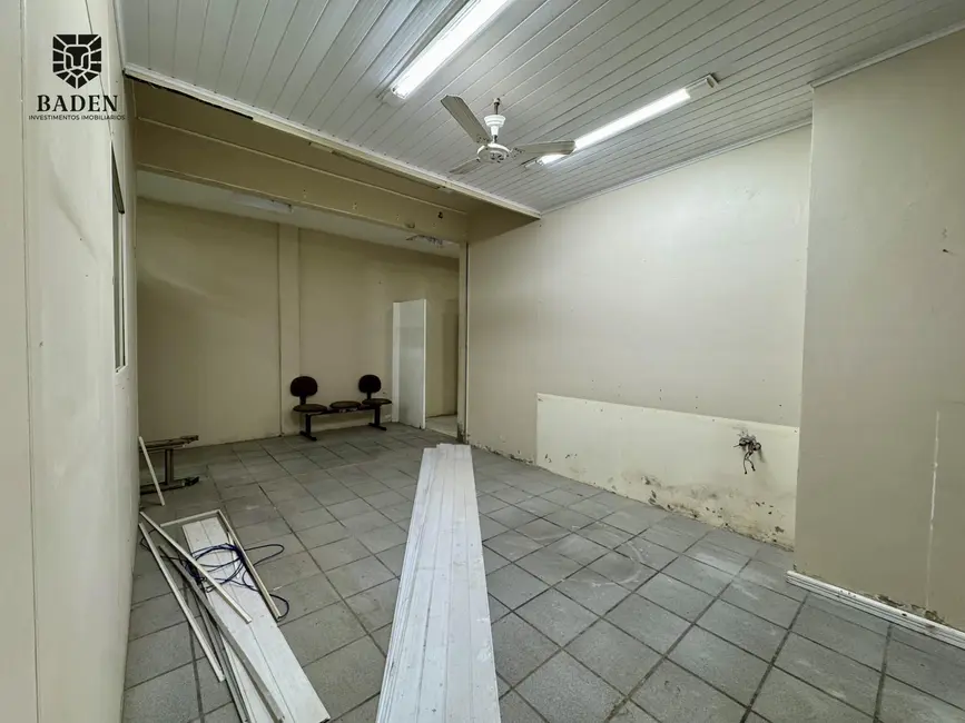 Sala Comercial com 1 quarto para alugar, 180m2 em Centro, Balneario Camboriu - SC - imagem 4 Foto 4 de Sala Comercial com 1 quarto para alugar, 180m2 em Centro, Balneario Camboriu - SC