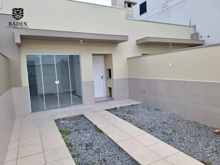 Foto 2 de Casa com 2 quartos à venda, 58m2 em Itapema - SC