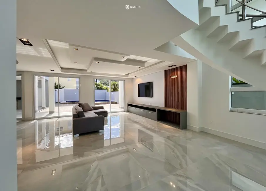Foto 3 de Casa de Condomínio com 5 quartos para alugar, 400m2 em Balneario Camboriu - SC