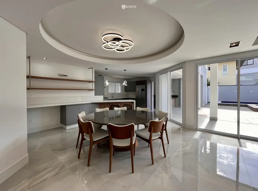 Foto 2 de Casa de Condomínio com 5 quartos para alugar, 400m2 em Balneario Camboriu - SC