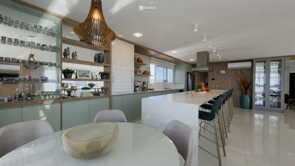 Apartamento com 4 quartos para alugar, 319m2 em Centro, Balneario Camboriu - SC - imagem 5 Foto 5 de Apartamento com 4 quartos para alugar, 319m2 em Centro, Balneario Camboriu - SC