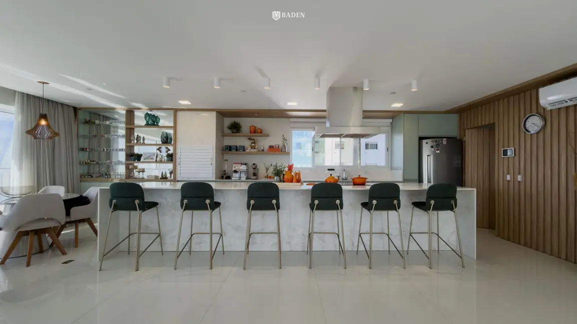 Apartamento com 4 quartos para alugar, 319m2 em Centro, Balneario Camboriu - SC - imagem 4 Foto 4 de Apartamento com 4 quartos para alugar, 319m2 em Centro, Balneario Camboriu - SC
