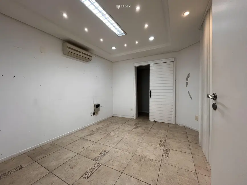 Foto 9 de Sala Comercial com 2 quartos para alugar, 65m2 em Centro, Balneario Camboriu - SC
