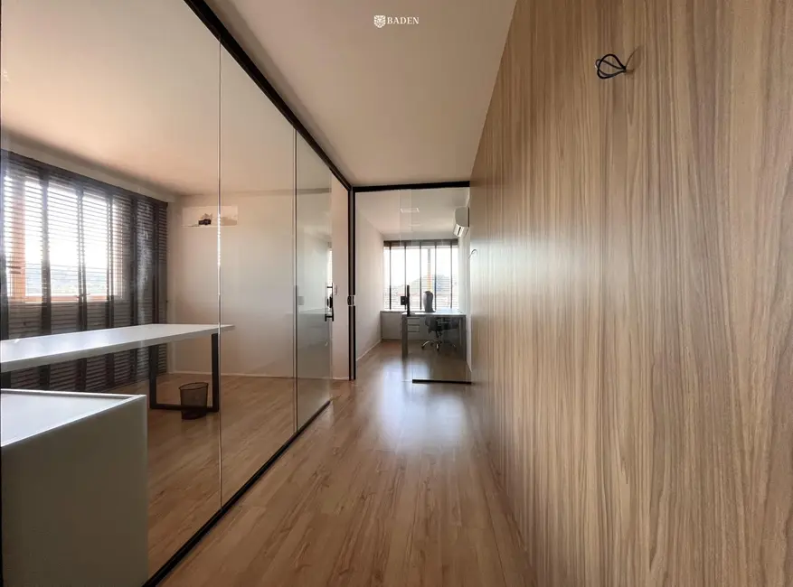 Foto 1 de Sala Comercial com 3 quartos para alugar, 43m2 em Pioneiros, Balneario Camboriu - SC