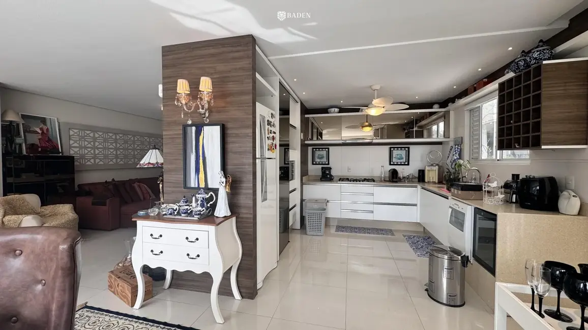 Apartamento com 2 quartos para alugar, 192m2 em Centro, Balneario Camboriu - SC - imagem 9 Foto 9 de Apartamento com 2 quartos para alugar, 192m2 em Centro, Balneario Camboriu - SC