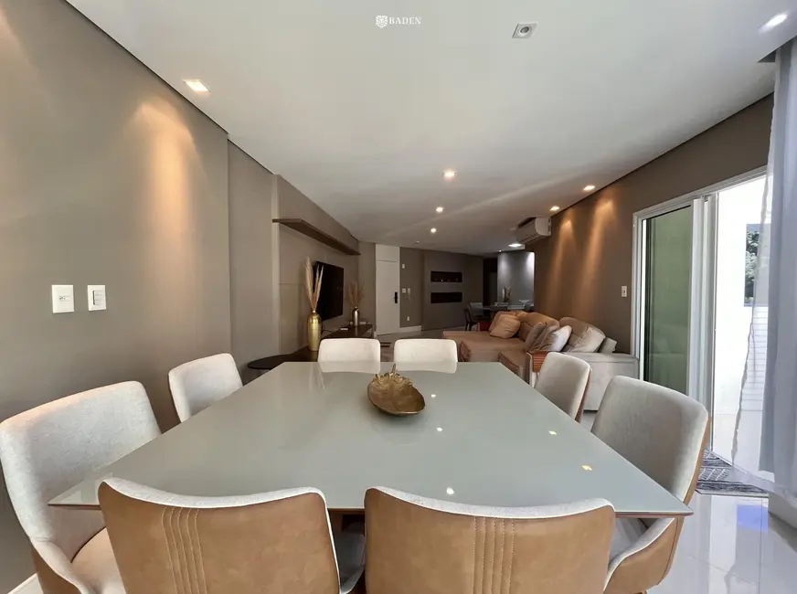 Apartamento com 4 quartos para alugar, 160m2 em Pioneiros, Balneario Camboriu - SC - imagem 5 Foto 5 de Apartamento com 4 quartos para alugar, 160m2 em Pioneiros, Balneario Camboriu - SC