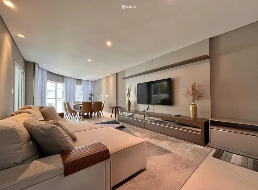 Apartamento com 4 quartos para alugar, 160m2 em Pioneiros, Balneario Camboriu - SC - imagem 2 Foto 2 de Apartamento com 4 quartos para alugar, 160m2 em Pioneiros, Balneario Camboriu - SC