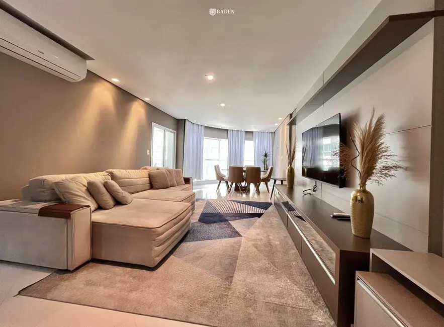 Apartamento com 4 quartos para alugar, 160m2 em Pioneiros, Balneario Camboriu - SC - imagem 1 Foto 1 de Apartamento com 4 quartos para alugar, 160m2 em Pioneiros, Balneario Camboriu - SC