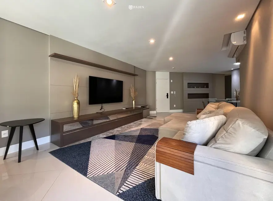 Apartamento com 4 quartos para alugar, 160m2 em Pioneiros, Balneario Camboriu - SC - imagem 3 Foto 3 de Apartamento com 4 quartos para alugar, 160m2 em Pioneiros, Balneario Camboriu - SC