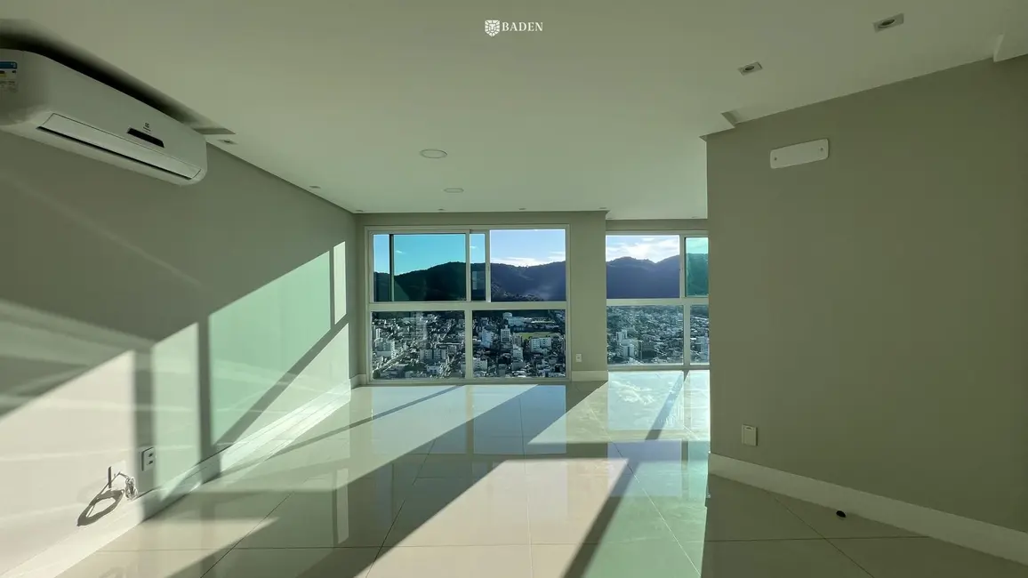 Foto 1 de Apartamento com 4 quartos para alugar, 130m2 em Centro, Balneario Camboriu - SC