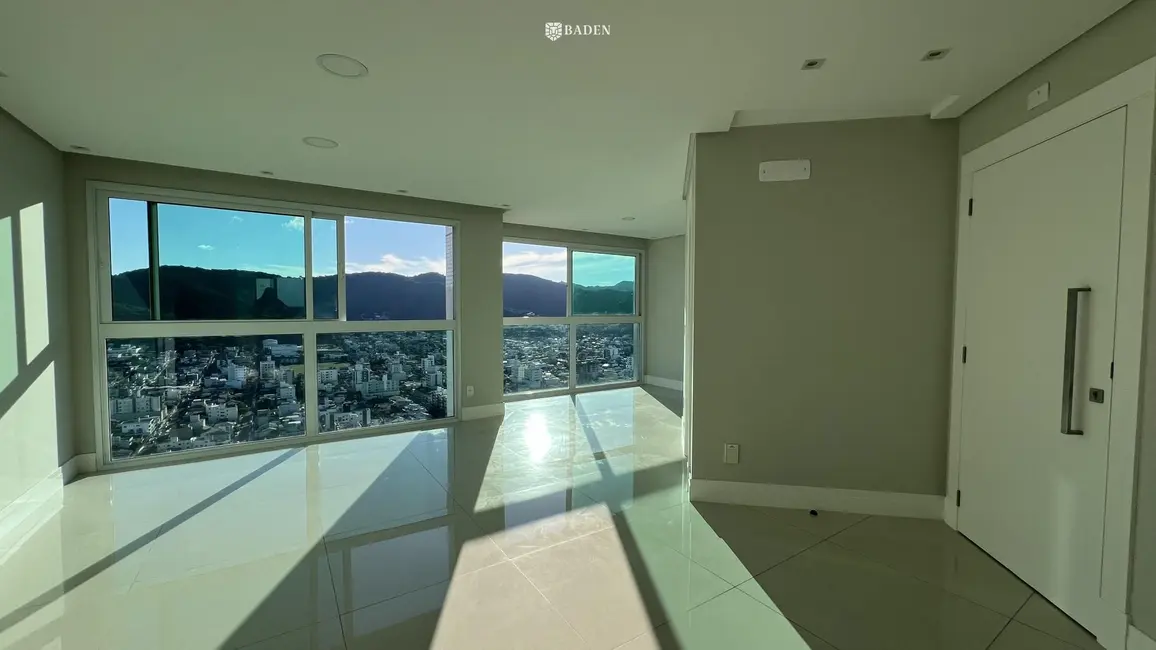 Foto 2 de Apartamento com 4 quartos para alugar, 130m2 em Centro, Balneario Camboriu - SC