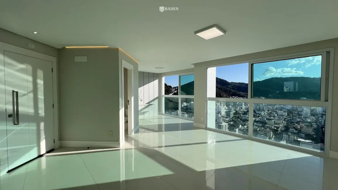 Foto 1 de Apartamento com 4 quartos para alugar, 130m2 em Centro, Balneario Camboriu - SC