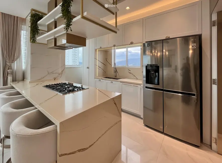 Cobertura com 4 quartos para alugar, 250m2 em Centro, Balneario Camboriu - SC - imagem 3 Foto 3 de Cobertura com 4 quartos para alugar, 250m2 em Centro, Balneario Camboriu - SC