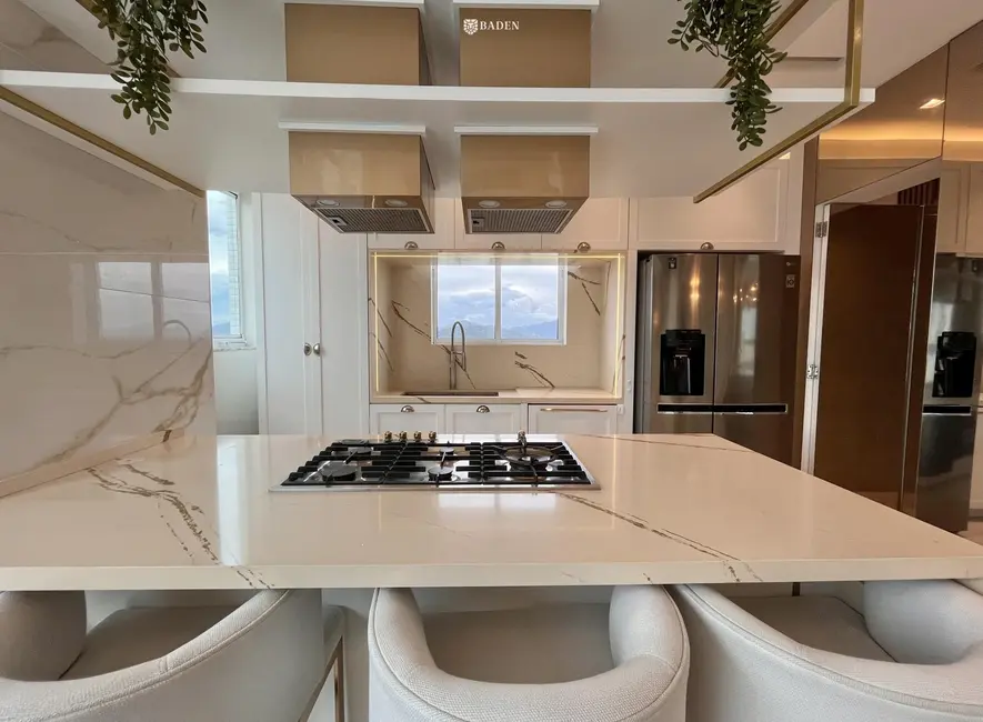 Cobertura com 4 quartos para alugar, 250m2 em Centro, Balneario Camboriu - SC - imagem 6 Foto 6 de Cobertura com 4 quartos para alugar, 250m2 em Centro, Balneario Camboriu - SC