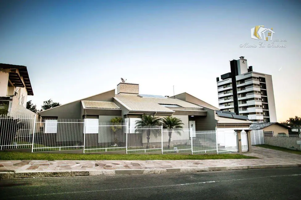 Foto 2 de Casa com 4 quartos à venda e para alugar, 942m2 em Michel, Criciuma - SC