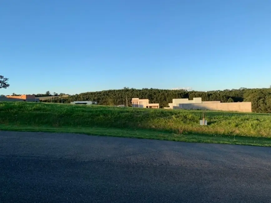 Foto 1 de Terreno / Lote à venda, 1000m2 em Salto De Pirapora - SP
