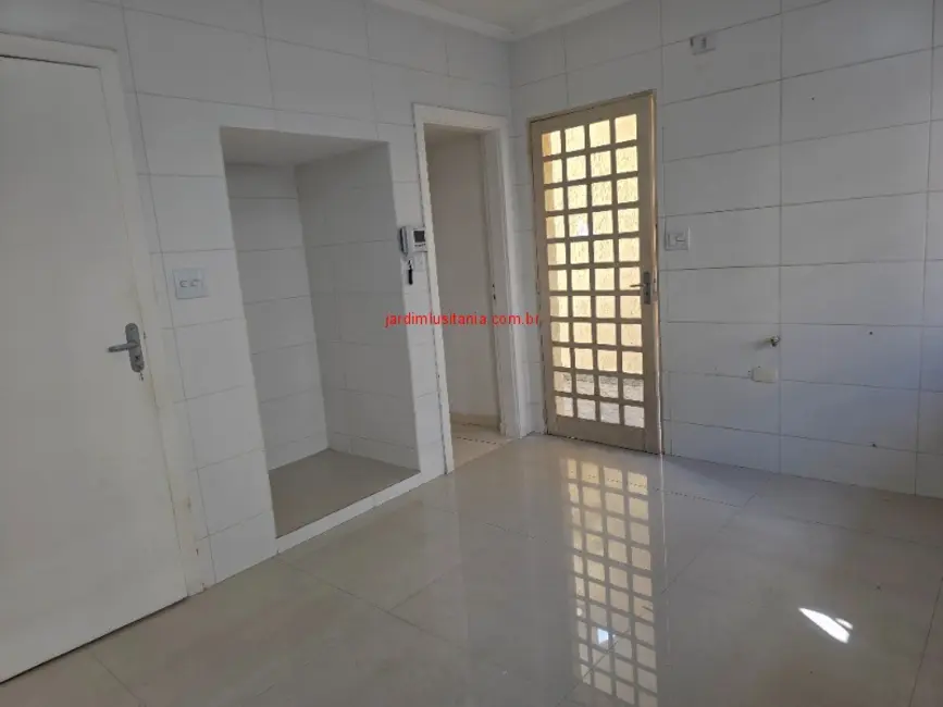 Foto 2 de Casa com 4 quartos para alugar, 300m2 em Jardim Luzitânia, São Paulo - SP