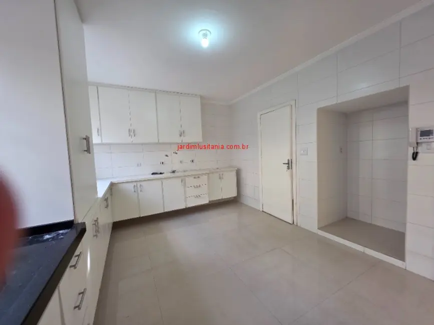Foto 3 de Casa com 4 quartos para alugar, 300m2 em Jardim Luzitânia, São Paulo - SP