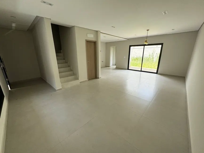 Foto 1 de Sobrado com 3 quartos à venda, 160m2 em Cascavel - PR