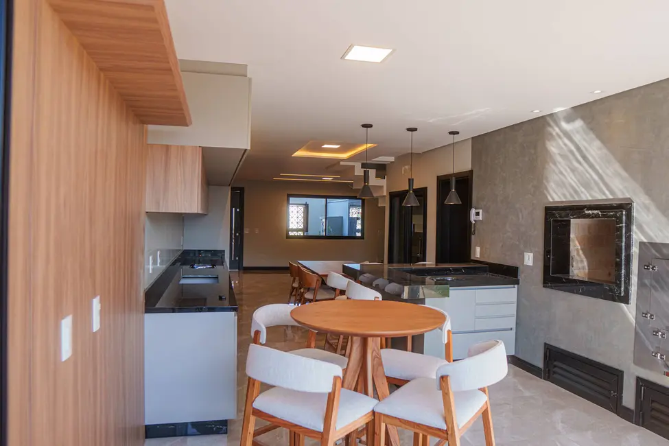 Foto 4 de Sobrado com 3 quartos à venda, 236m2 em Recanto Tropical, Cascavel - PR