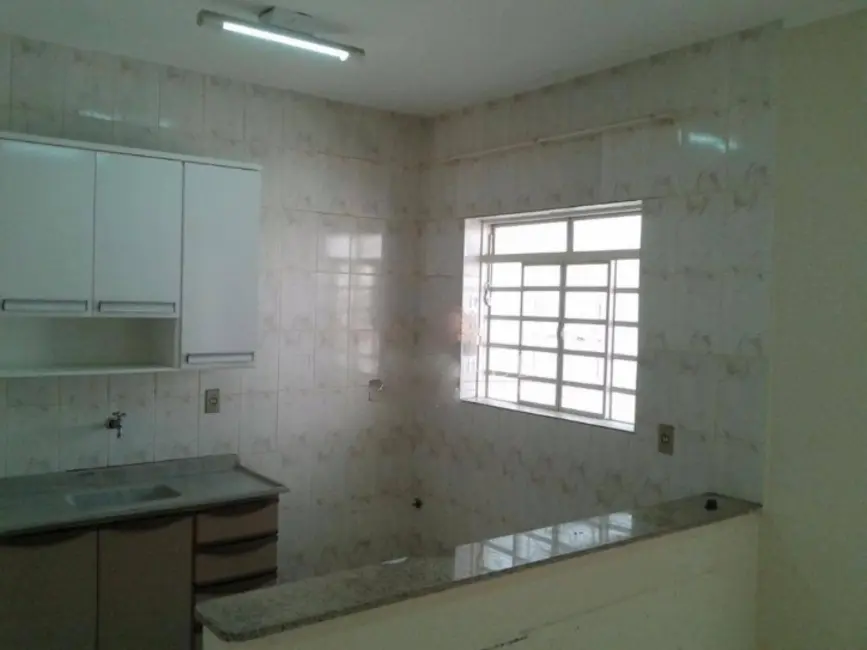 Kitnet com 1 quarto para alugar, 30m2 em Jardim Colonial, Bauru - SP - imagem 4 Foto 4 de Kitnet com 1 quarto para alugar, 30m2 em Jardim Colonial, Bauru - SP