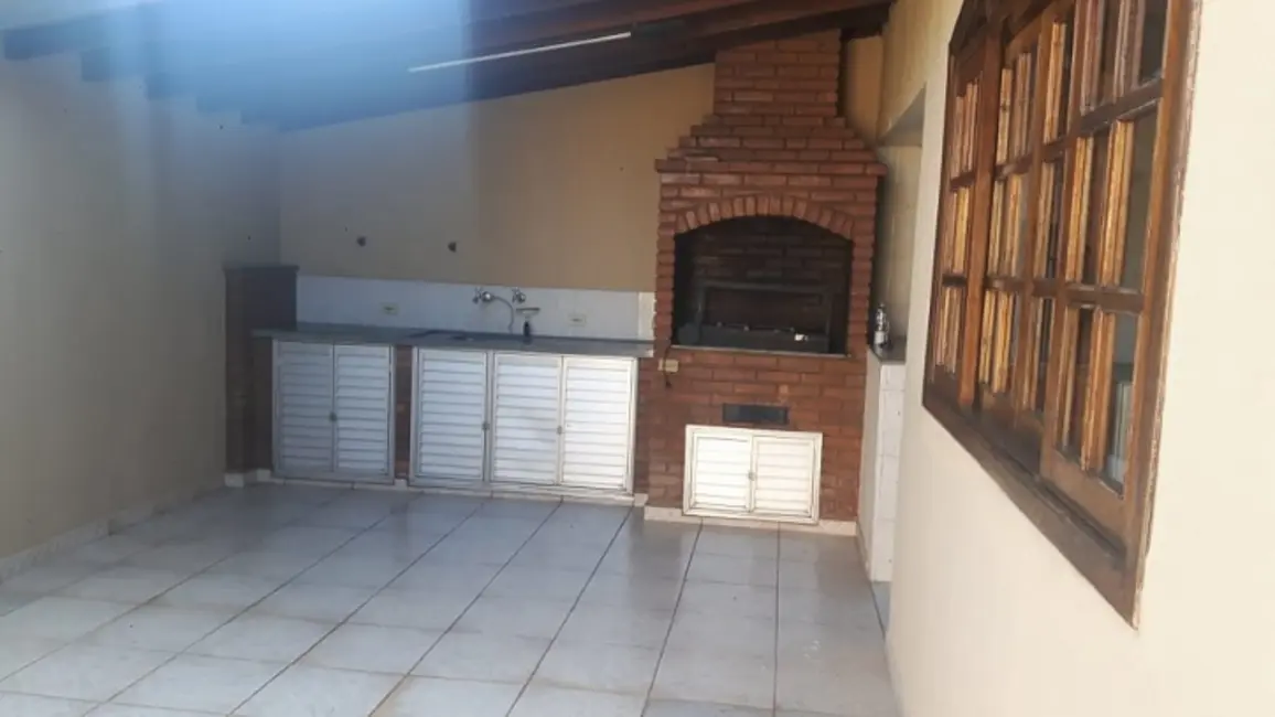 Casa com 3 quartos para alugar, 250m2 em Jardim América, Bauru - SP - imagem 3 Foto 3 de Casa com 3 quartos para alugar, 250m2 em Jardim América, Bauru - SP