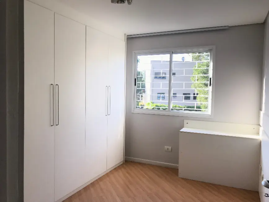Sobrado com 3 quartos à venda, 180m2 em Novo Mundo, Curitiba - PR - imagem 8 Foto 8 de Sobrado com 3 quartos à venda, 180m2 em Novo Mundo, Curitiba - PR