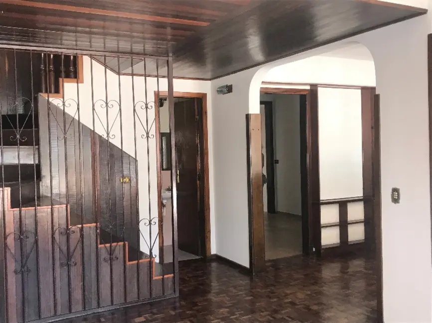 Sobrado com 3 quartos para alugar, 140m2 em Fanny, Curitiba - PR - imagem 2 Foto 2 de Sobrado com 3 quartos para alugar, 140m2 em Fanny, Curitiba - PR