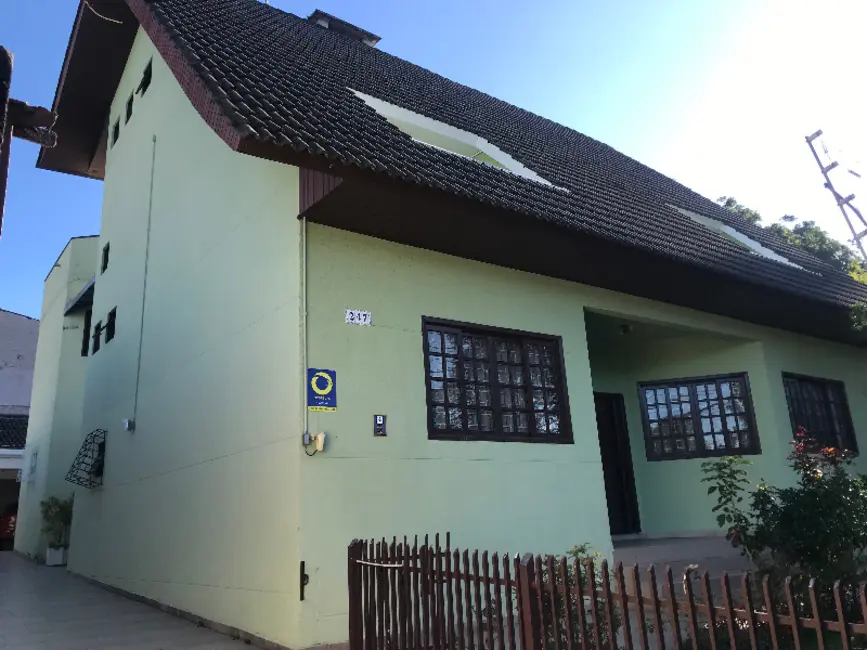 Sobrado com 4 quartos para alugar, 450m2 em Fanny, Curitiba - PR - imagem 1 Foto 1 de Sobrado com 4 quartos para alugar, 450m2 em Fanny, Curitiba - PR