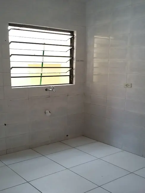 Casa com 3 quartos para alugar, 60m2 em Novo Mundo, Curitiba - PR - imagem 3 Foto 3 de Casa com 3 quartos para alugar, 60m2 em Novo Mundo, Curitiba - PR
