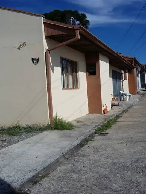 Casa com 3 quartos para alugar, 60m2 em Novo Mundo, Curitiba - PR - imagem 1 Foto 1 de Casa com 3 quartos para alugar, 60m2 em Novo Mundo, Curitiba - PR