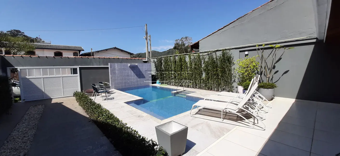 Foto 3 de Casa com 5 quartos à venda, 178m2 em Ubatuba - SP
